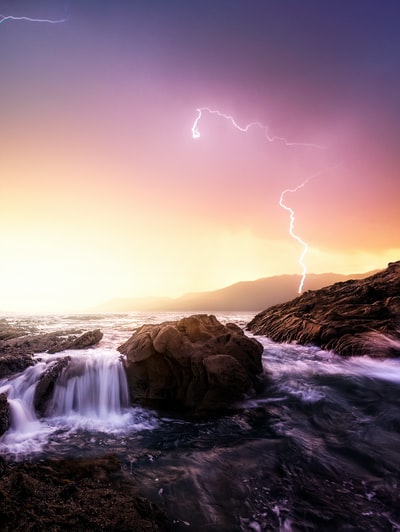 雷光下近海岩层